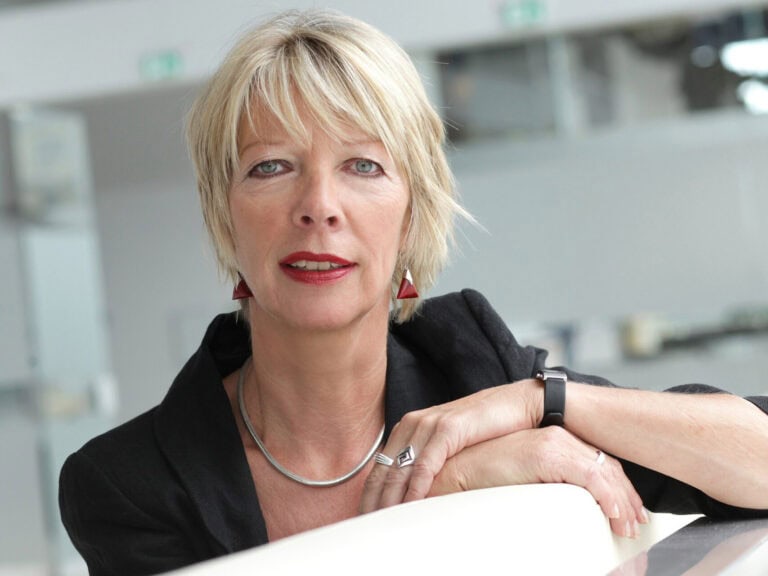 Porträt Ulrike Ackermann mit Blazer, kurzen blonden Haaren und langen Ohrringen © Alexander EnglertUlrike Ackermann © Alexander Englert