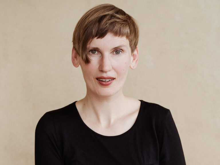 Eva von Redecker. Sie trägt eine Kurzhaarfrisur.Eva von Redecker © Sophie Brand