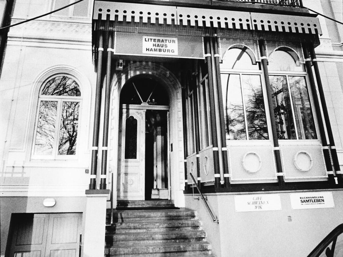 Schwarz-weiß Foto: Die Außenfassade des Literaturhauses, wie sie 1989 aussah.© peitschphoto.com