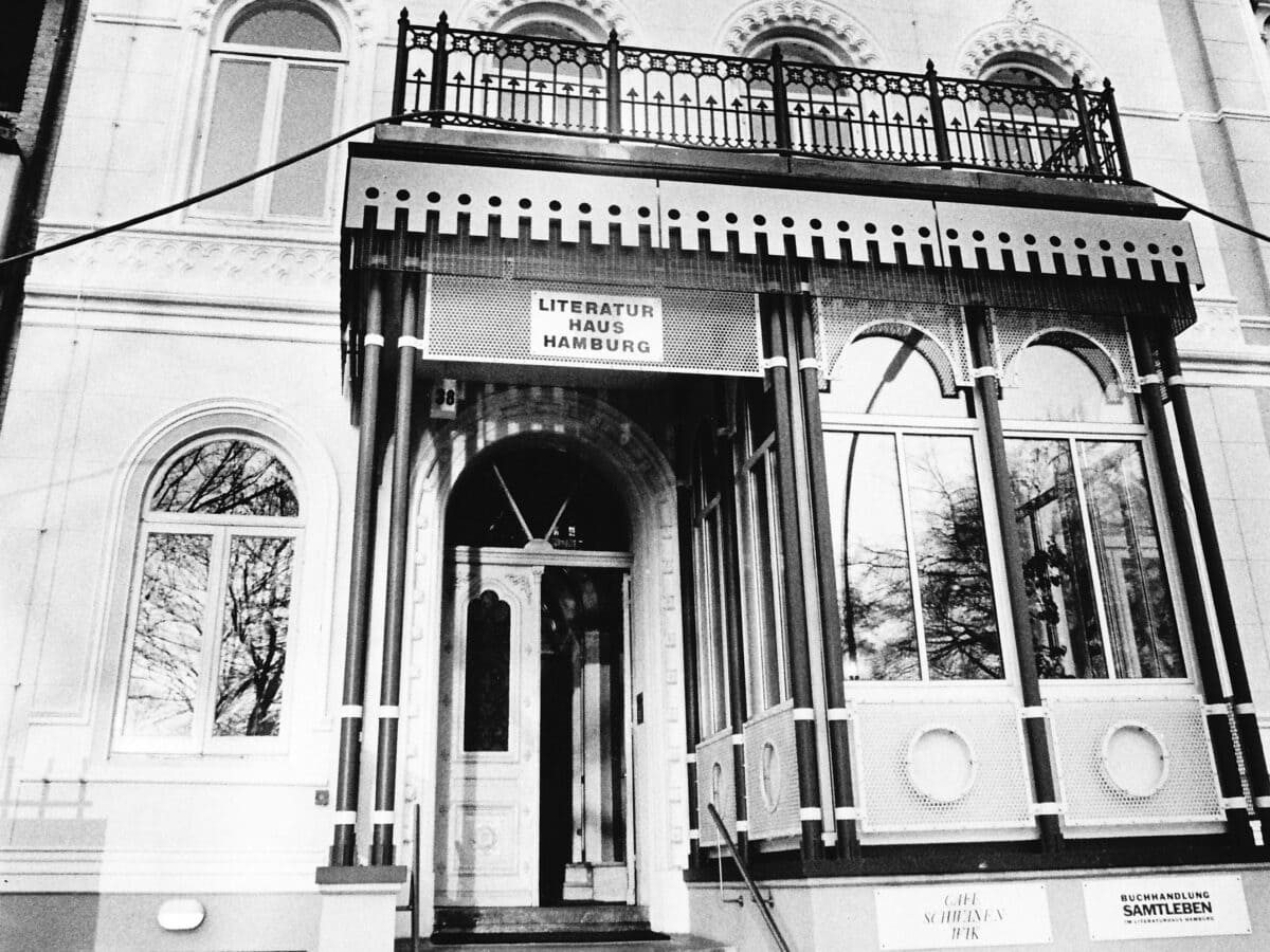 Schwarz-weiß Foto: Die Außenfassade des Literaturhauses, wie sie 1989 aussah.© peitschphoto.com