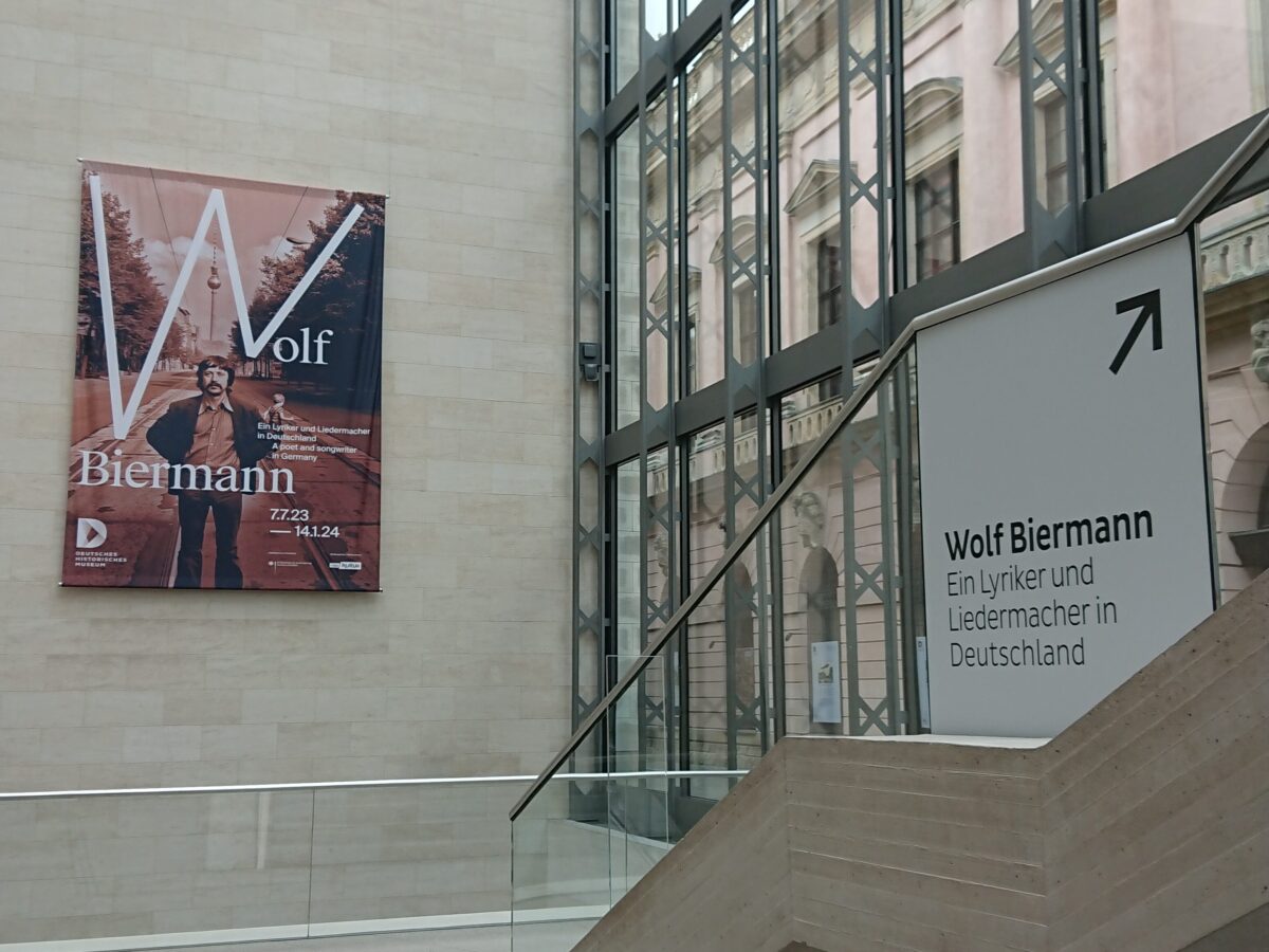 Blick auf ein Plakat zur Wolf-Biermann-Ausstellung und ein Schild mit der Aufschrift »Wolf Biermann. Ein Lyriker und Liedermacher in Deutschland«© Literaturhaus