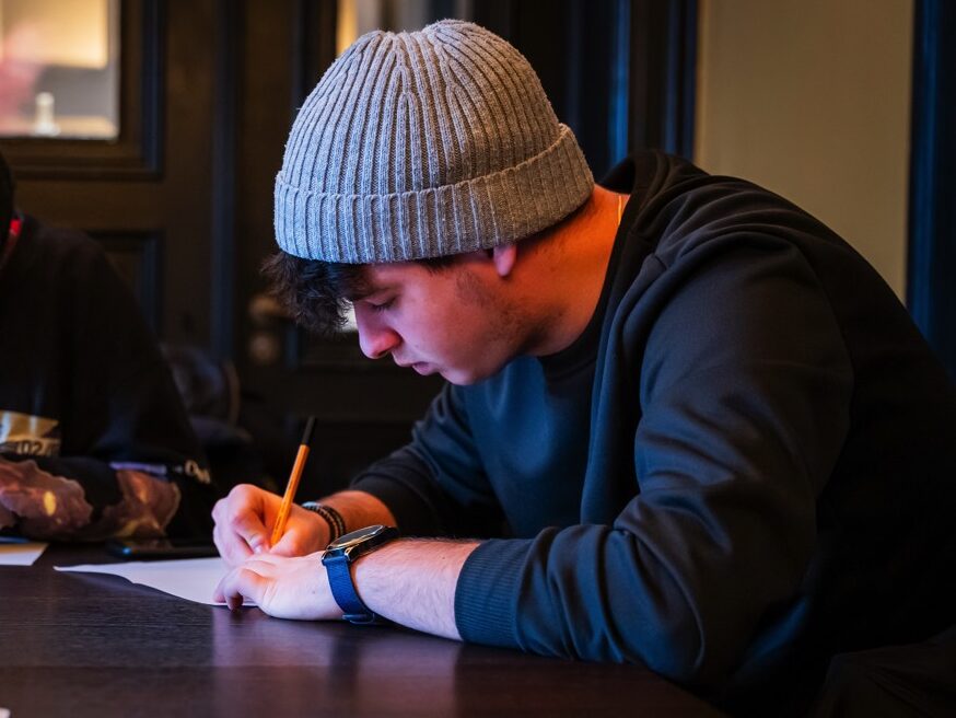 Jugendlicher sitzt schreibend an einem Tisch© Daniel Müller