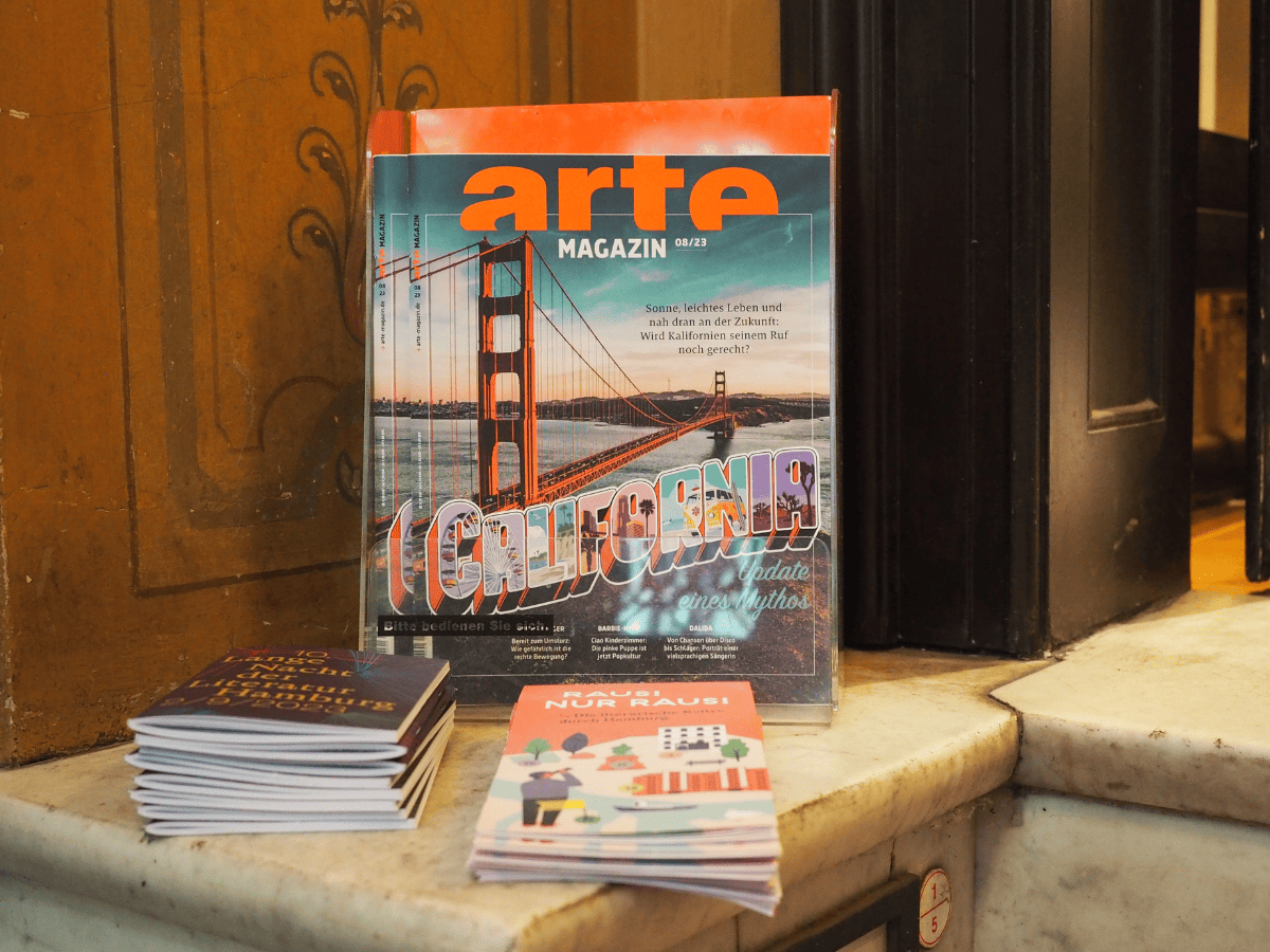 Ein Aufsteller, der ARTE-Magazine enthält.© Literaturhaus