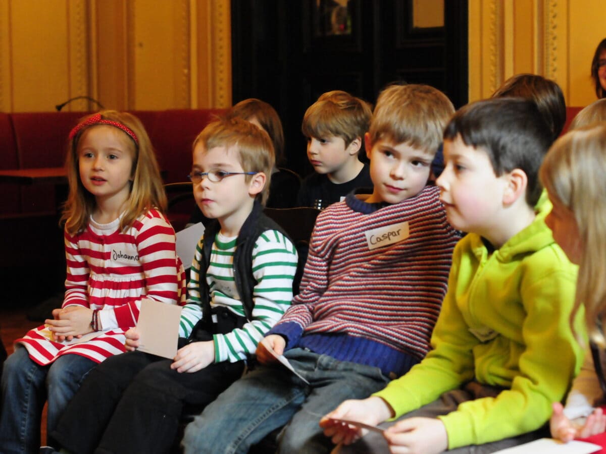 Mehrere Kinder sitzen in einer Reihe und hören zu© Literaturhaus