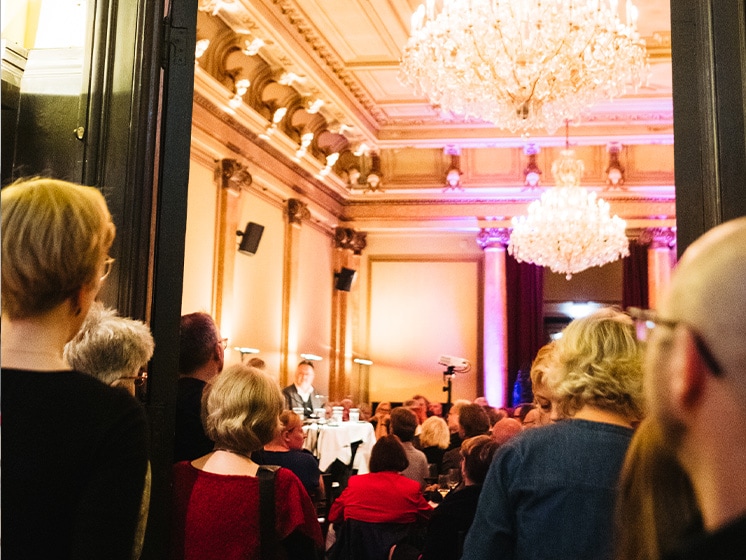 Der Saal des Literaturhauses, der Kronleuchter verbreitet goldenes Licht.© Kathrine Uldbæk Nielsen