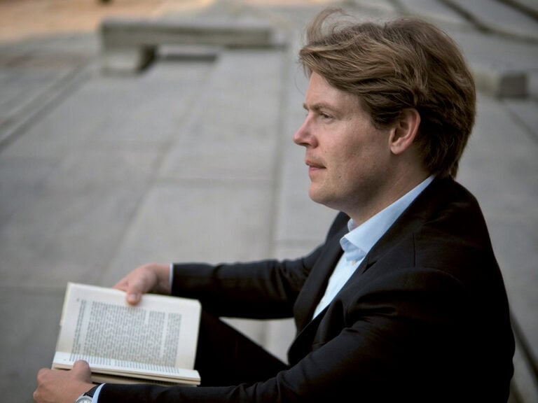 A man in a suit is sitting on a bench.Jan Ehlert © Jörg Lang