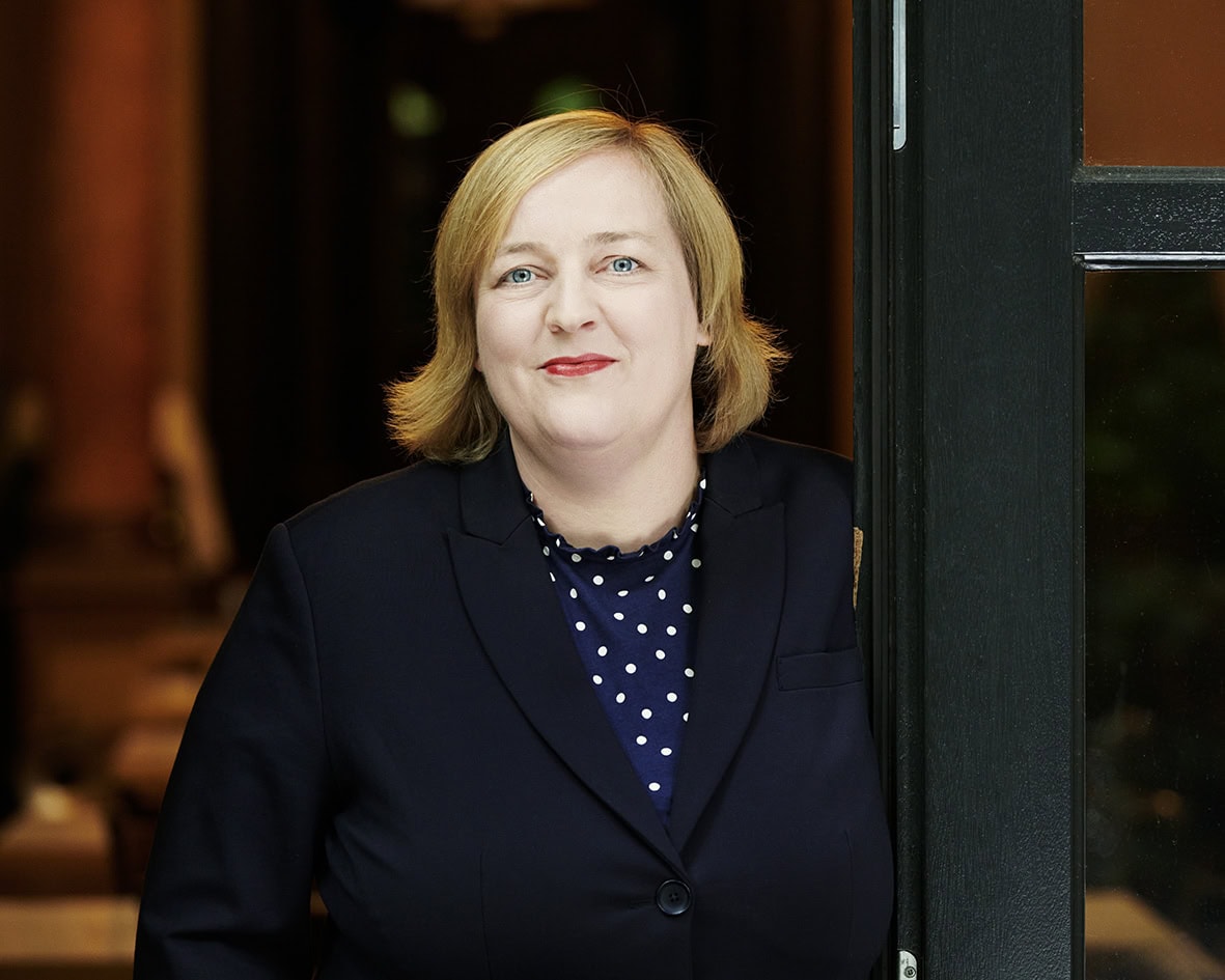 flemming antje c gunter gluecklich 2025 web Antje Flemming im Eingang zum Saal, kinnlange blonde Haare, dunkler Blazer, gepunktete Bluse, lächelndAntje Flemming © Gunter Glücklich