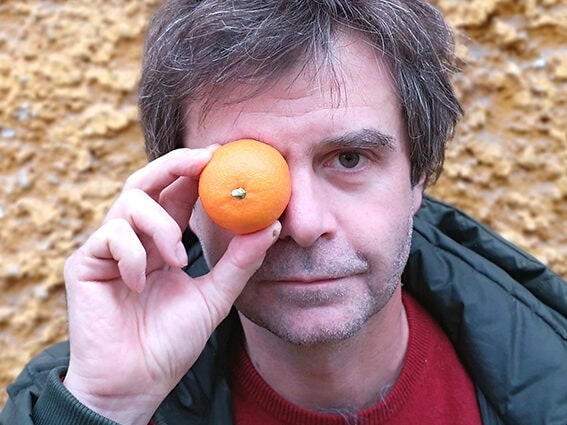 Bruno Franceschini hält sich eine Mandarine vor sein rechtes Auge © privatBruno Franceschini © privat