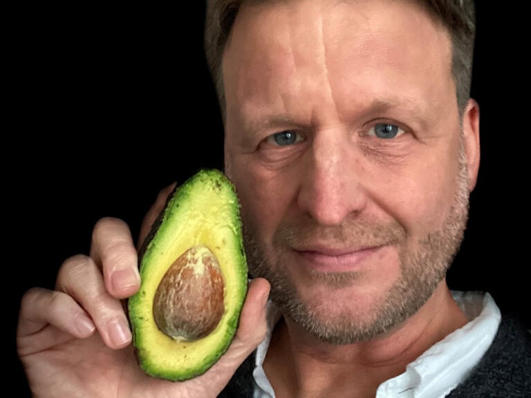 Michael Ebmeyer guckt in die Kamera und hält eine Avocado in der rechten Hand © privatMichael Ebmeyer © privat