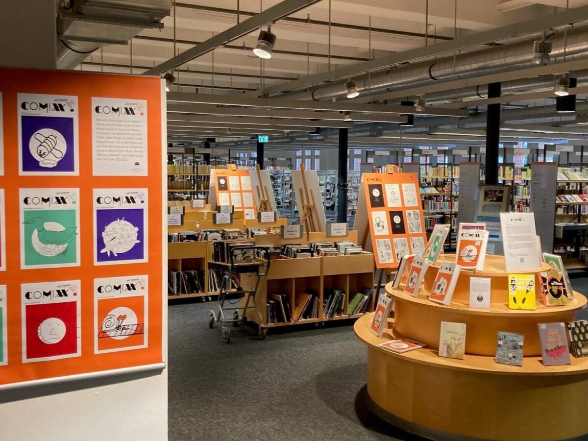 Blick in die Bücherhallen, in der Ausstellungstafeln von Comixx mit Klasse stehen© Literaturhaus