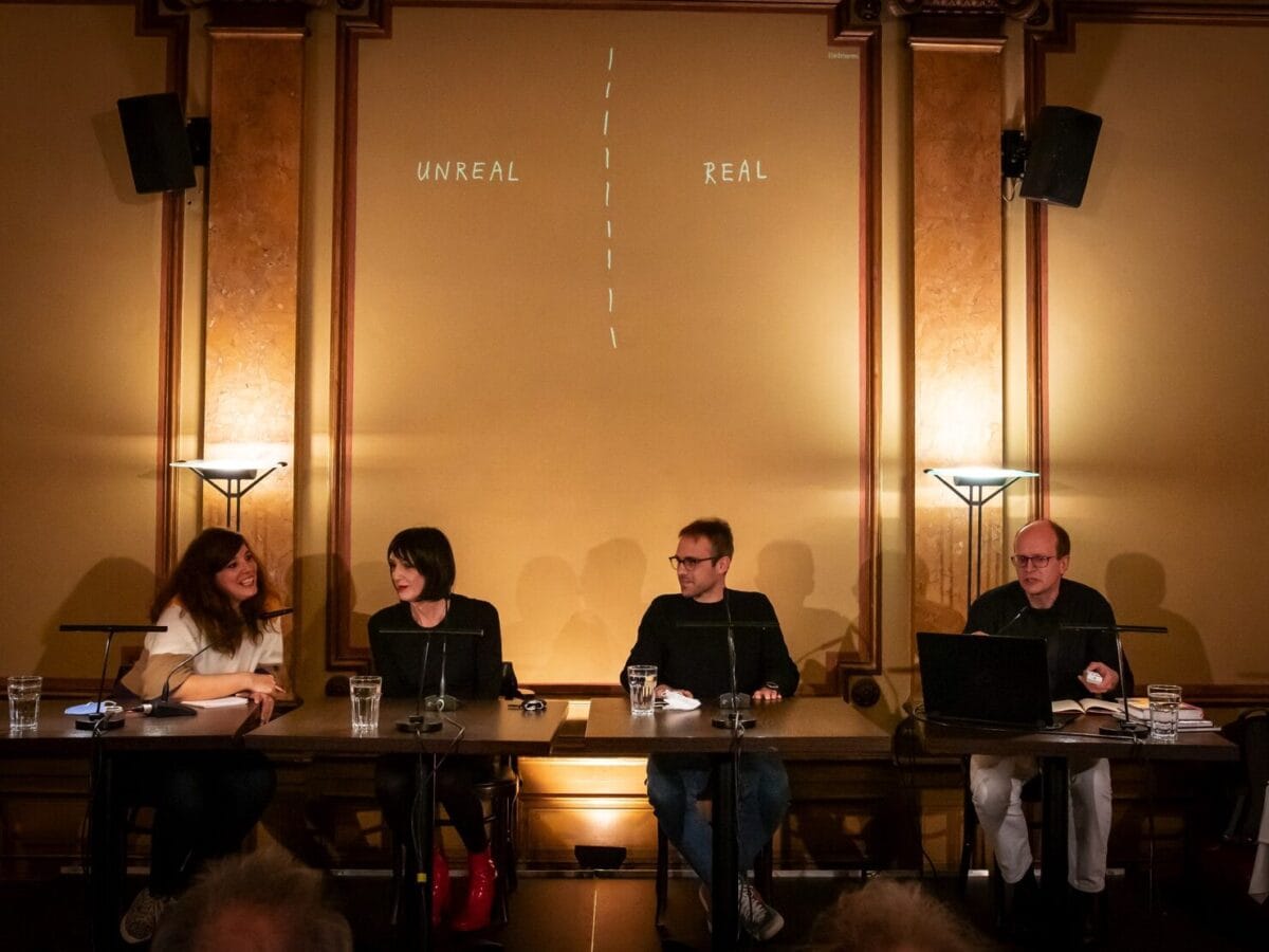 Auf der Bühne des Literaturhauses: Steven Appleby und Lukas Kummer. An die Wand hinter ihnen wird eine Präsentation projiziert.© Martin Jäschke