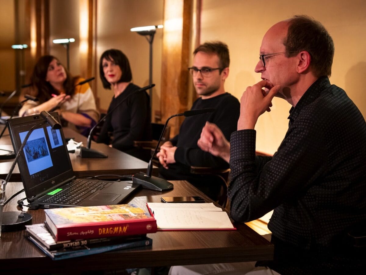 Auf der Bühne sitzen Steven Appleby und Lukas Kummer mit Moderator Andreas Platthaus und Rasha Khayat.© Martin Jäschke