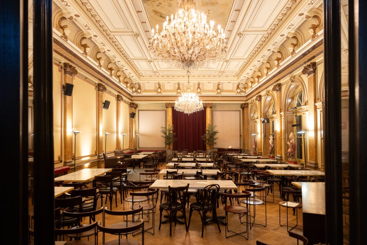 Blick in den Eddy-Lübbert-Saal, der schon für eine Veranstaltung hergerichtet ist.© Daniel Müller