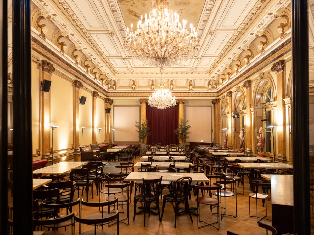 Blick in den Eddy-Lübbert-Saal, der schon für eine Veranstaltung hergerichtet ist.© Daniel Müller