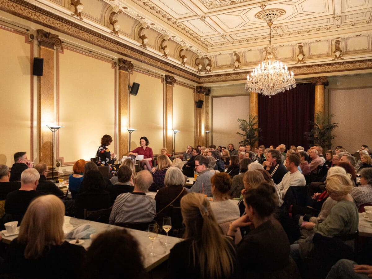 Blick in den vollen Saal des Literaturhauses. Das Publikum sieht interessiert zur Bühne, auf der Claudia Schumacher und Eva Menasse sitzen.© Daniel Müller