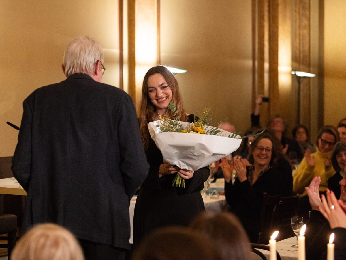 Holger Cassens übergibt Dana Vowinckel einen Blumenstrauß.© Daniel Müller