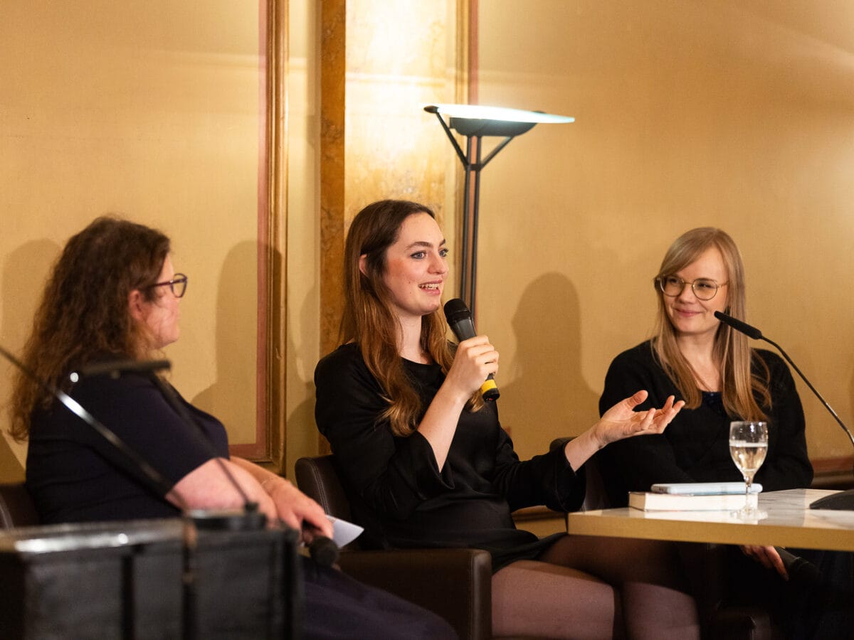 Dana Vowinckel im Gespräch mit zwei Frauen.© Daniel Müller