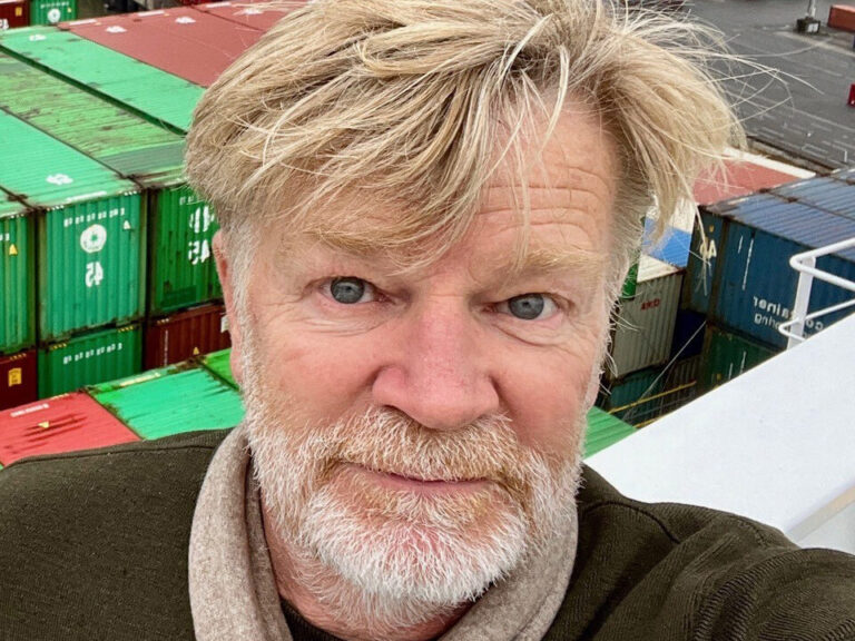Jan Jepsen mit Schal vor Containern © privatJan Jepsen © privat