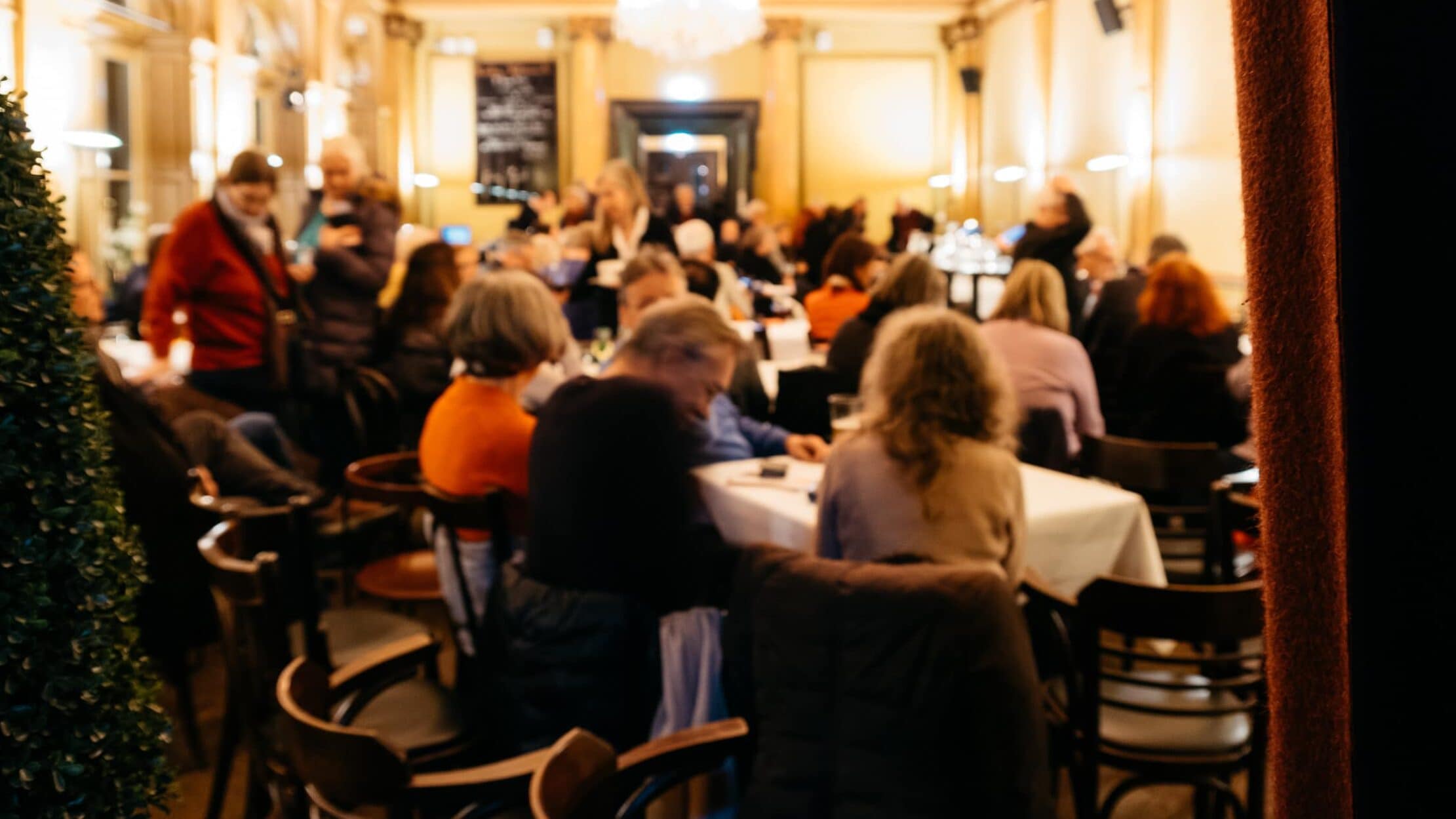 Personen sind gerade dabei ihre Plätze einzunehmen für eine Lesung im Literaturhaus.© Kathrine Uldbæk Nielsen