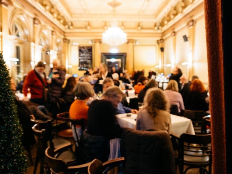 Blick in den gefüllten Saal aus dem GartenKathrine Ulbæk Nielsen