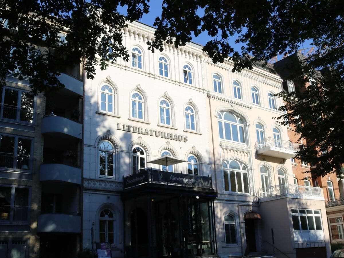 Das Literaturhaus von Außen, fotografiert von den gegenüberliegenden Straßenseite. Bäume ragen an der Seite ins Bild.© Literaturhaus