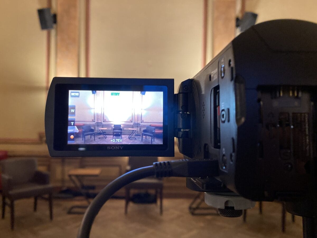 Blick durch die Anzeige einer Videokamera auf die Bühne des Literaturhauses.© Literaturhaus