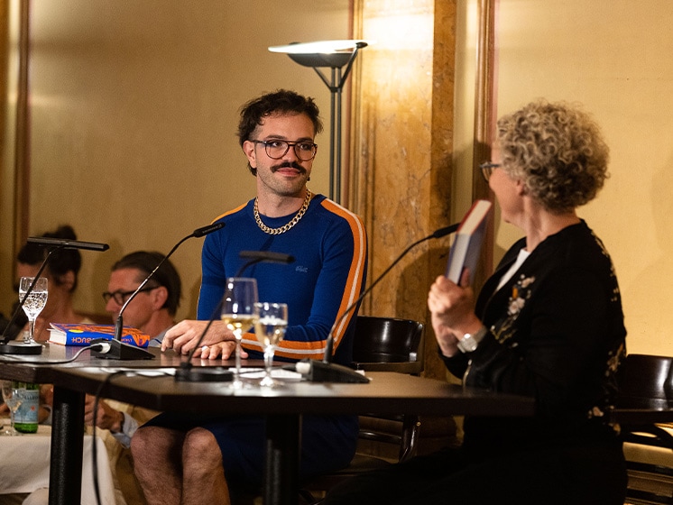 Kim de l'Horizon und Julia Westlake auf der Bühne im Saal des Literaturhauses.© Daniel Müller