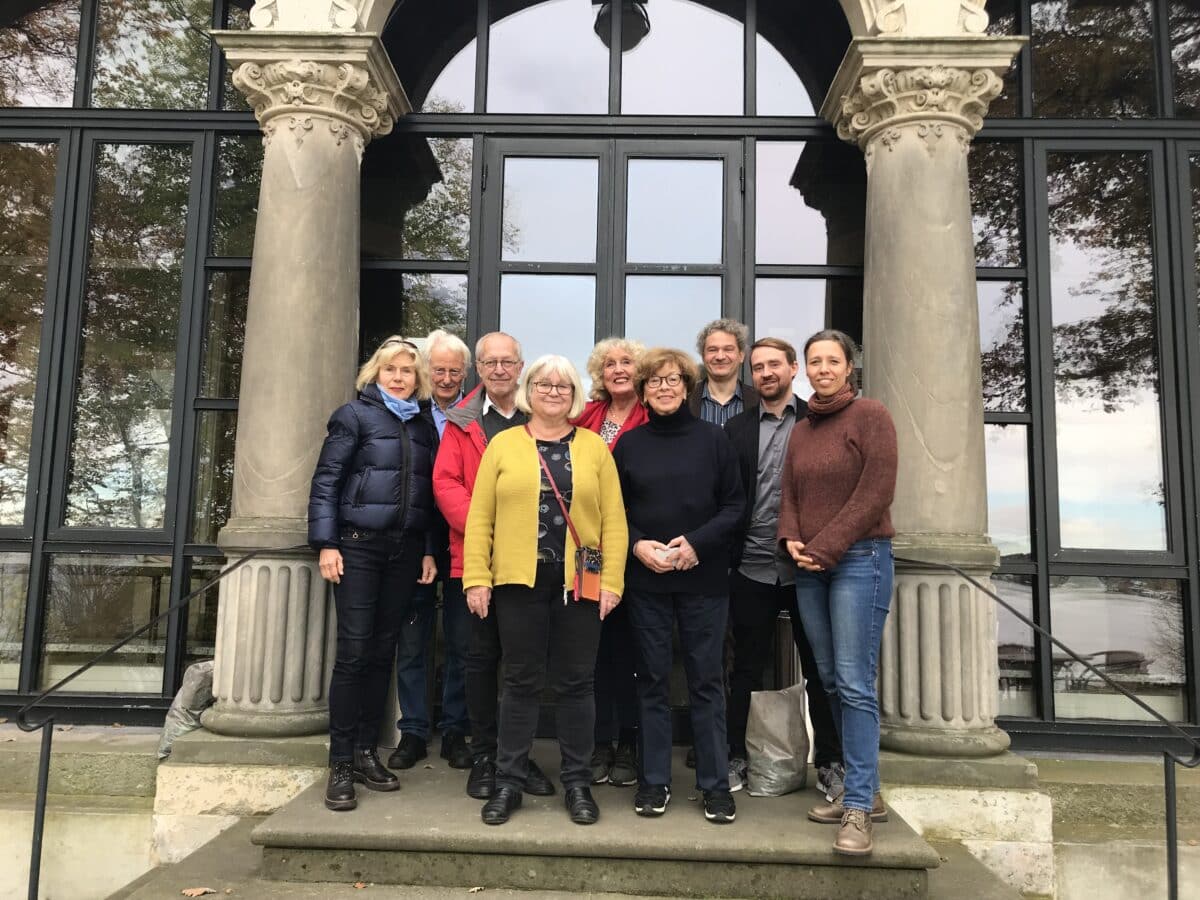 Neun Personen (Mitglieder des Literaturhaus-Vereins) stehen auf der Treppe vor dem LCB.© Literaturhaus