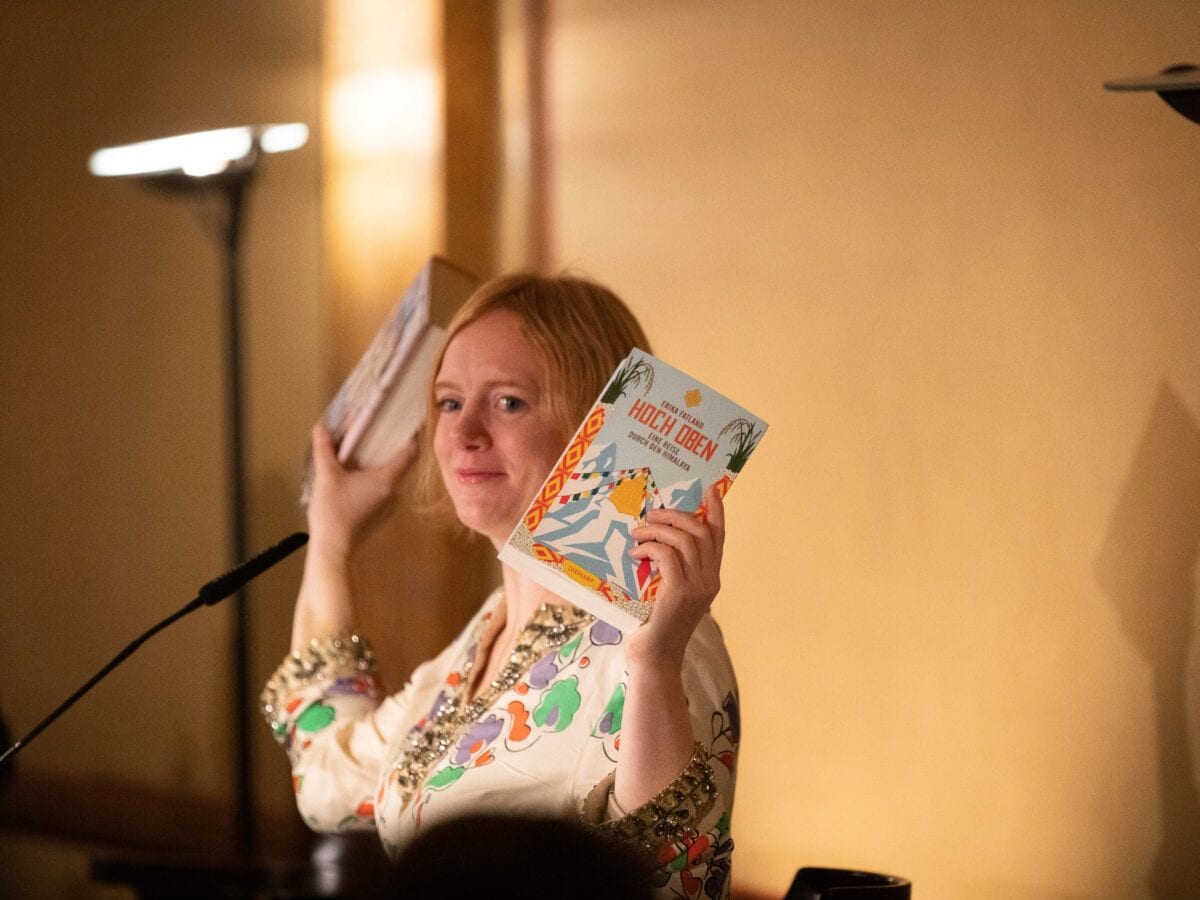 Erika Fatland hält die deutsche und die norwegische Ausgabe ihres Buches hoch.© Daniel Müller