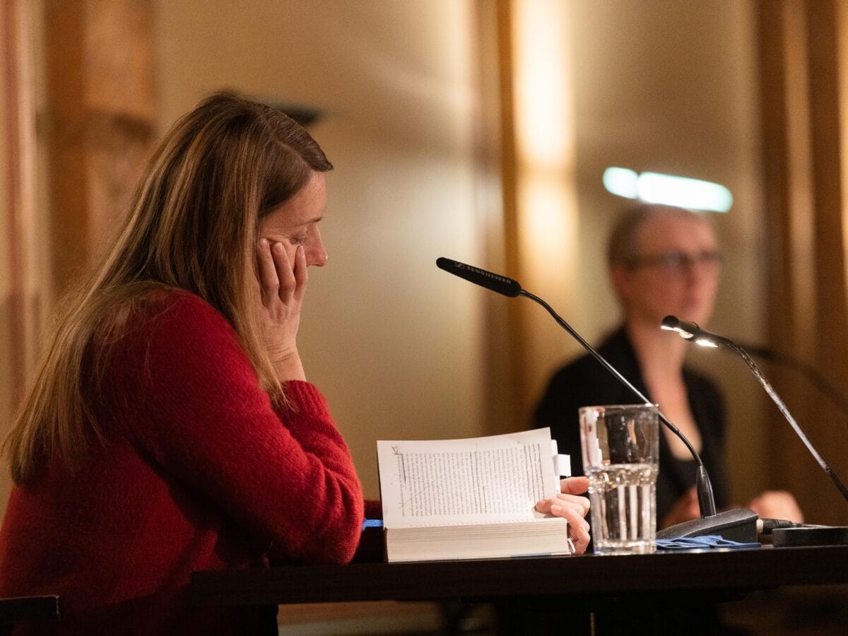 Caroline Albertine Minor liest auf der Bühne des Literaturhauses.© Daniel Müller