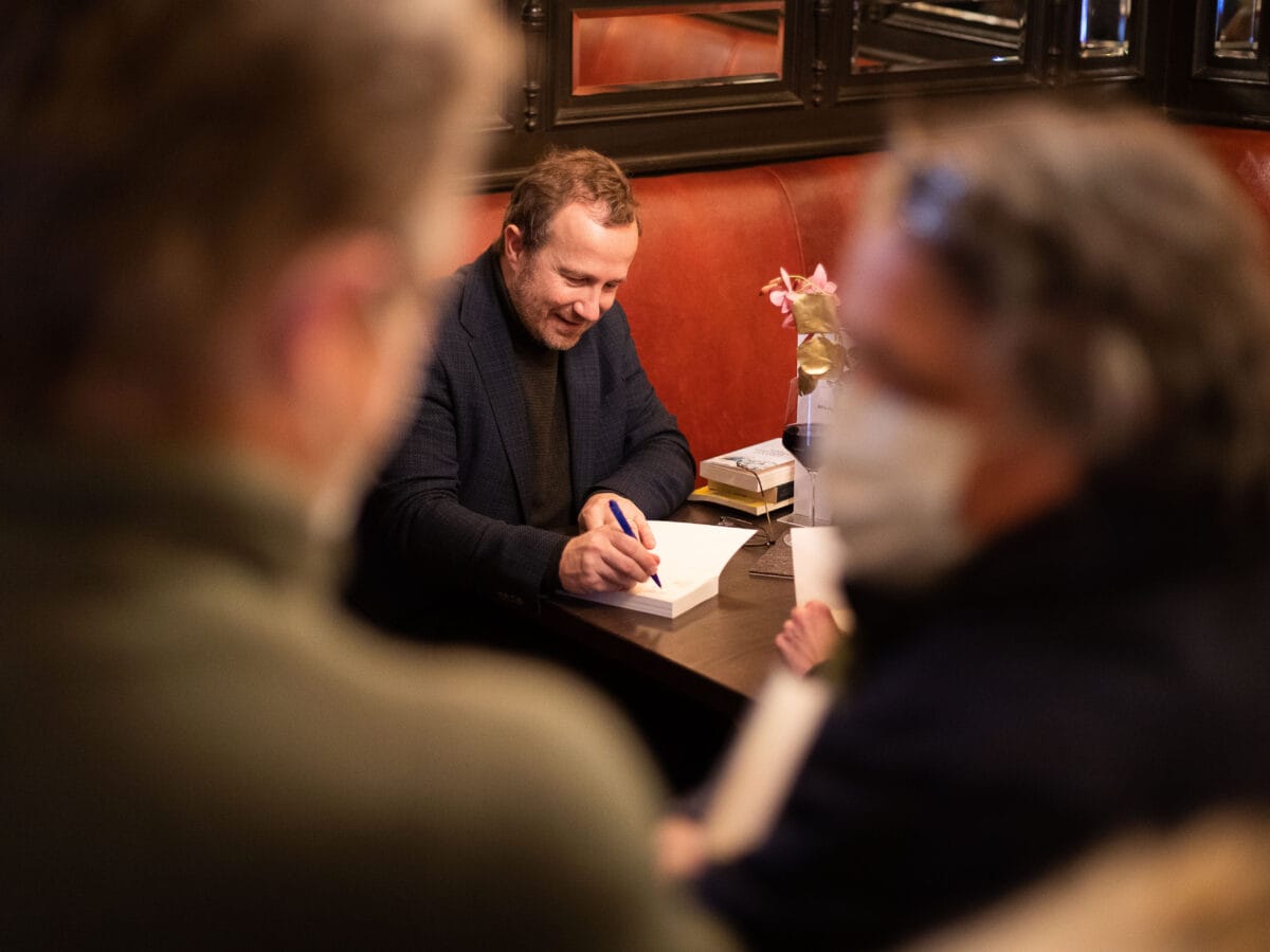 Andri Snær Magnason beim Signieren.© Daniel Müller