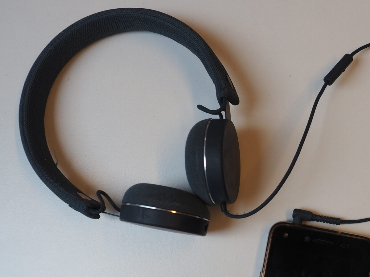 Kopfhörer stecken in einem Mobilgerät.© Literaturhaus