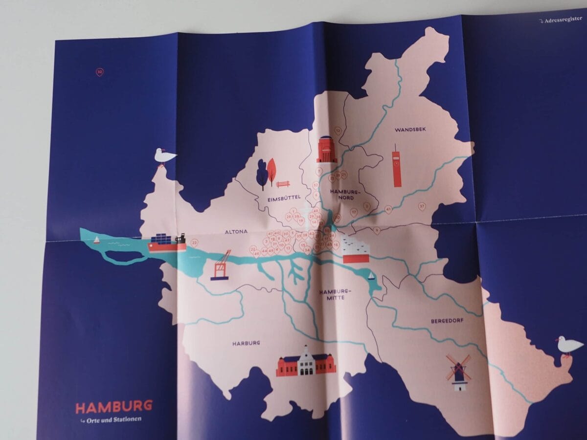 Der Umschlag des Buchs »Raus! Nur Raus! Unterwegs zu Lieblingsorten der Hamburger Literatur« ist aufgefaltet. Darauf zu sehen ist eine illustrierte Karte von Hamburg.© Literaturhaus