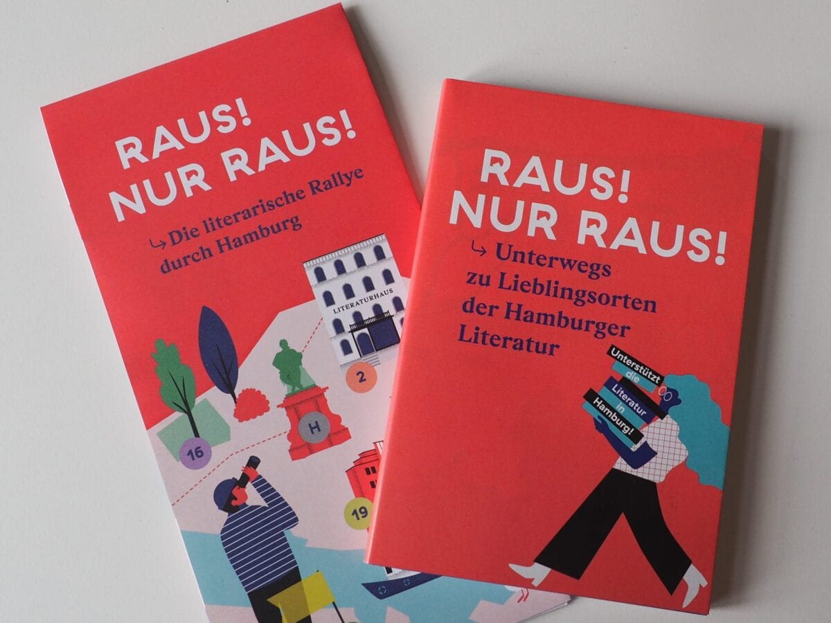 Der Flyer »Raus! Nur Raus! Die literarische Rallye durch Hamburg« und das Buch »Raus! Nur Raus! Unterwegs zu Lieblingsorten der Hamburger Literatur«© Literaturhaus