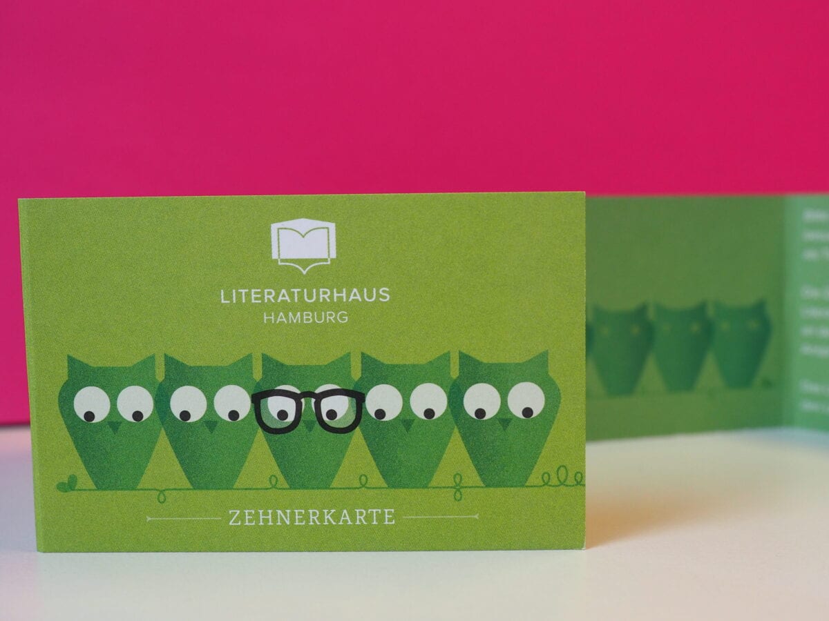Die Zehnerkarte: Eine grüne Karte, ungefähr so groß wie eine Visitenkarten. Darauf sind fünf grüne Eulen zu sehen, eine trägt eine Brille.© Literaturhaus