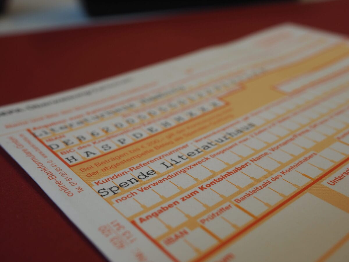 Überweisungsformular in Papierform mit dem bereits ausgefüllten Verwendungszweck »Spende Literaturhaus«© Literaturhaus
