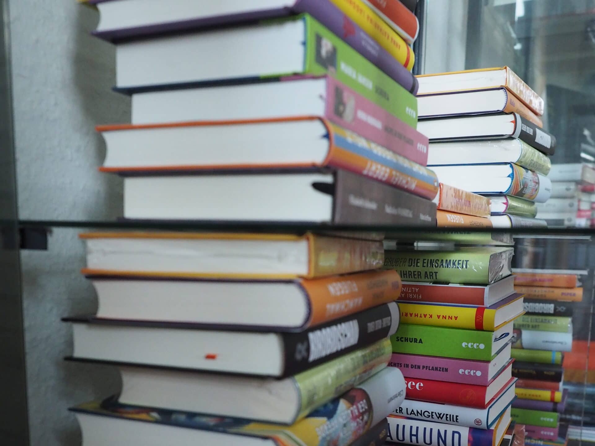 Bücherstapel, der aus eingereichten Büchern für den Mara-Cassens-Preis besteht© Literaturhaus