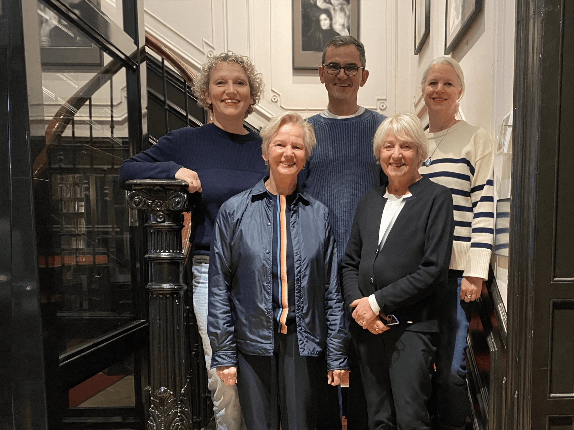 Die fünf Vorstandsmitglieder stehen auf der Treppe im Literaturhaus.© Literaturhaus