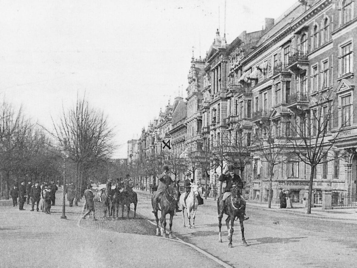 Alte Schwarz-Weiß-Fotografie des Schwanenwiks. Einige Personen reiten auf Pferden, andere gehen spazieren.Historische Aufnahme
