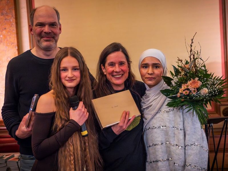 shr 230226 94 web claas isabel und sus aspect ratio 4 3Claas Christophersen, Isabel Abedi und Schülerinnen der Gretel-Bergmann-Schule © Martin Jäschke