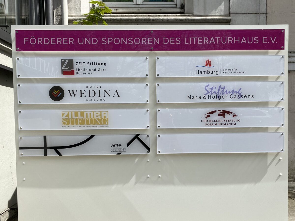 Sponsorentafel mit der Aufschrift »Förderer und Sponsoren des Literaturhaus E.V.«. Darunter sind die Logos der Förderer zu sehen: Zeit-Stiftung, Behörde für Kultur und Medien Hamburg, Hotel Wedina, Mara und Holger Cassens Stiftung, Udo Keller Stiftung, Zillmer-Stiftung und Arte.© Literaturhaus