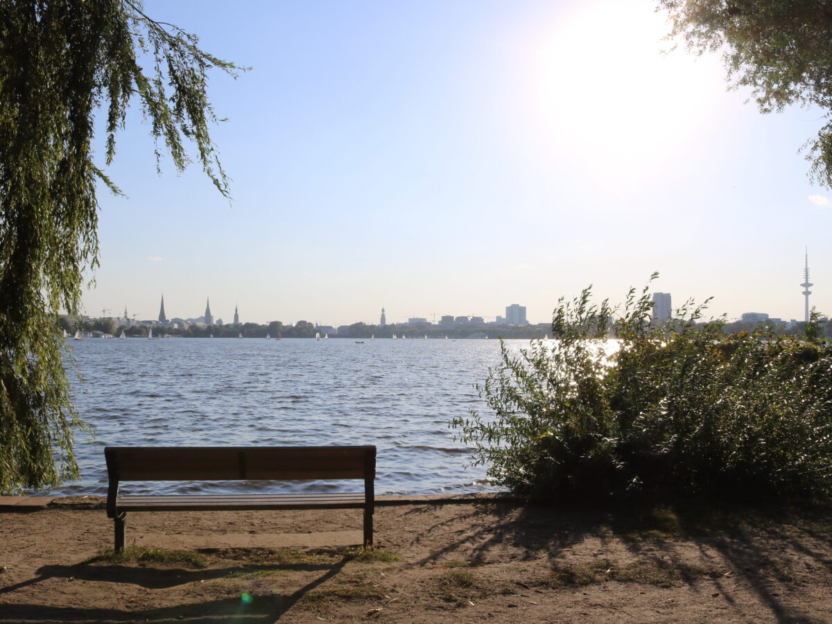 Eine Bank mit Blick auf die Außenalster© Literaturhaus